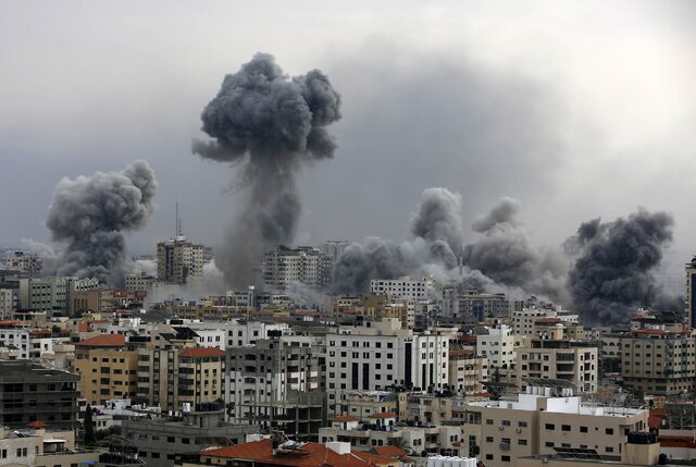 1711152_336.jpgتصاویری از حملات هوایی اسرائیل به غزه همزمان با جمع‌آوری اجساد از خیابان‌های شهر سدروت