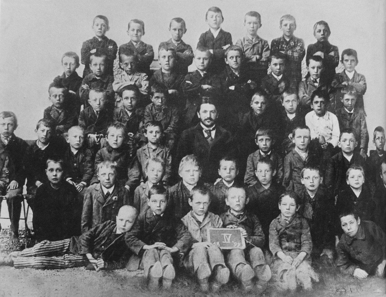 photo_2022-12-13_16-53-27.jpgعکس گروهی مدرسه اتریش، 1899 در وسط ردیف عقب، آدولف هیتلر ده ساله قرار دارد.