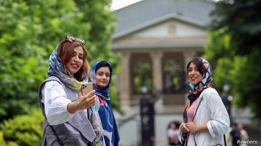 Iranian women take a selfie at a park in Tehran, Iran May 26, 2021. Majid Asgaripour/WANA (West Asia News Agency) via REUTERS ATTENTION EDITORS - THIS - کرونا در ایران – افزایش شمار شهرهای قرمز و واکنش مقامات بهداشتی به شایعه مغناطیسی شدن بدن پس از دریافت واکسن
۱۳ خرداد ۱۴۰۰ by mohsen dehbashi