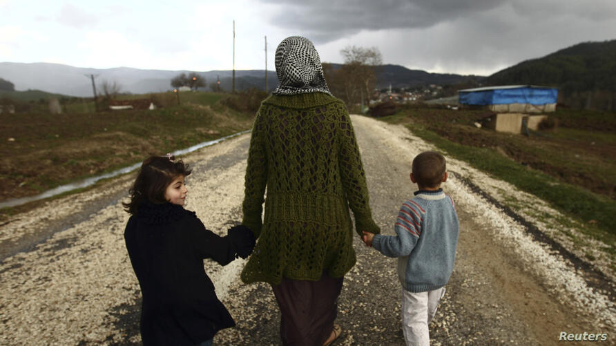 Sawssan  Abdelwahab, who fled Idlib in Syria, walks with her children outside the refugees camp near the Turkish-Syrian border in the southeastern cit - بازرسان سازمان ملل حملات سوریه و روسیه به ادلب را «جنایت جنگی» دانستند
۱۷ تیر ۱۳۹۹ by mohsen dehbashi