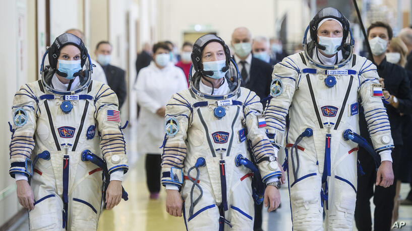 Russia Space Station - خانم کاتلین روبینز (چپ) فضانورد ۴۱ ساله آمریکایی به همراه دو فضانورد روسی پیش از اعزام به فضا. by mohsen dehbashi