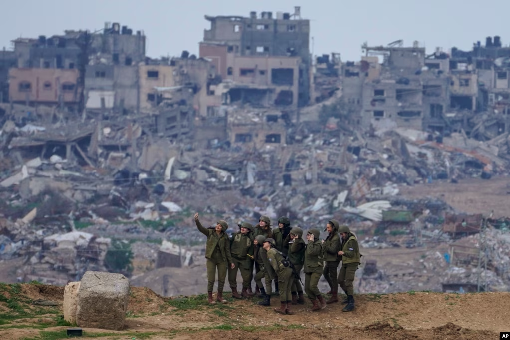 6de27c1c-2d19-4b4d-a692-644c21508557_w1023_s_2_11zon.pngعکس گرفتن چند سرباز اسرائیلی در مرز نوار غزه در جنوب اسرائیل، ۱۹ فوریه ۲۰۲۴