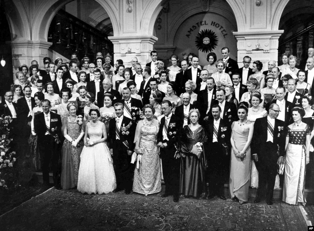 009e0000-0aff-0242-60bb-08da91b2e64f_w1023_s.jpgبا اعضای خاندان‌های سلطنتی اروپا و محمدرضا شاه پهلوی در مه ۱۹۶۲