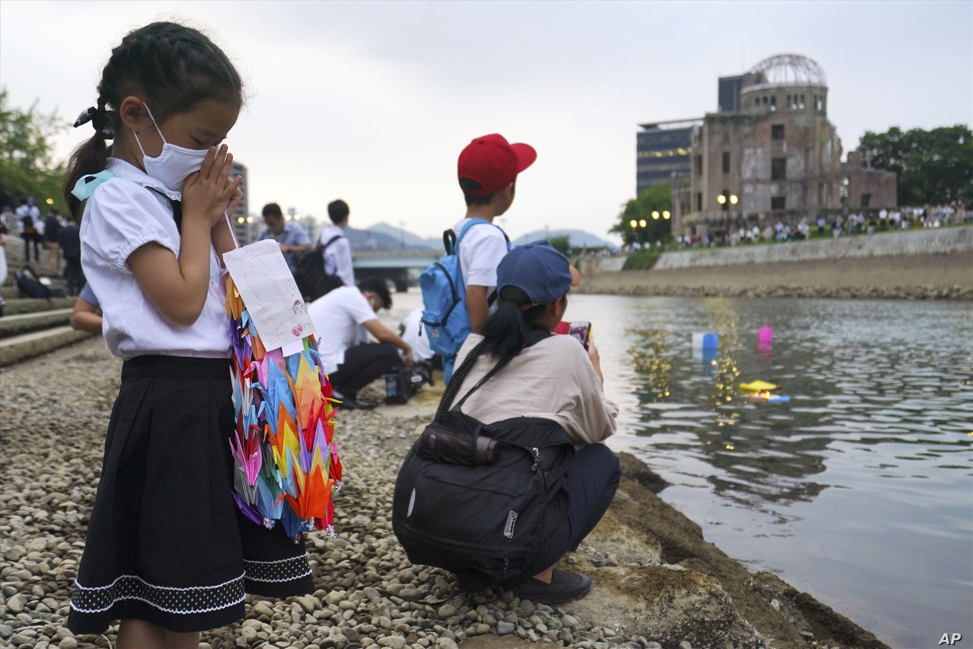 APTOPIX Japan Hiroshima Anniversary - گروهی از ژاپنی ها در هفتاد و پنجمین سالگرد بمباران اتمی هیروشیما که به پایان جنگ جهانی دوم و تسلیم ژاپن منتهی شد. by mohsen dehbashi