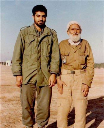 تصویری از سردار سلیمانی و پدرش در جبهه