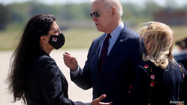 U.S. President Joe Biden is greeted by U.S. Rep. Debbie Dingell (D-MI) and U.S. Rep. Rashida Tlaib  at Detroit Metropolitan Wayne County Airport, Detr - گزارش تحلیلی رویترز: درگیری غزه بایدن را وادار کرد اولویت‌های سیاست خارجی‌ خود را تغییر دهد
۰۱ خرداد ۱۴۰۰