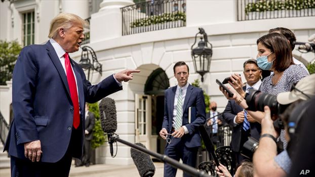 Virus Outbreak Trump - دونالد ترامپ رئیس جمهوری آمریکا پیش از سفر به اوهایو با خبرنگاران در حیاط کاخ سفید صحبت می‌کند.