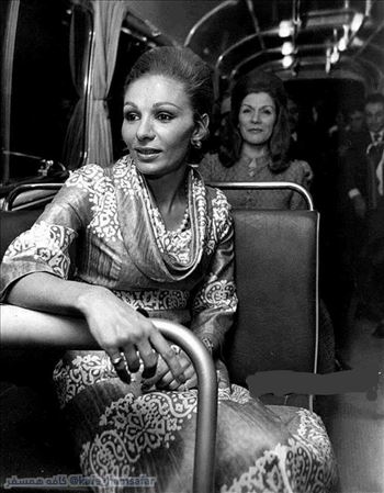 شهبانو فرح پهلوی دراتوبوس
به هنگام شرکت درمراسم پنجمین جشن هنر شیراز
ببینید که چه ساده با اتوبوس میرفتند
و از همه مهمتر که در میا‌‌ن مردم بودند