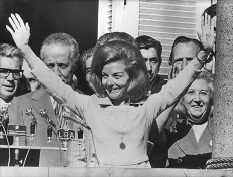 ایزابل پرون در سال 1974 اولین رئيس جمهور زن آرژانتین شد. وی پس از مرگ شوهرش خوان پرون قدرت را تا سال 1976 در دست داشت ولی او در نهایت ابتدا عزل و سپس مورد تبعید نظامی قرار گرفت.