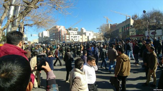 درگیری شدید در سومین روز اعتراض‌های گسترده ایران؛ از کشته‌ها تا حمله به اماکن دولتی