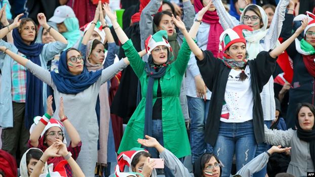 جمعه ۱۹ مهر ۱۳۹۸ ایران ۲۲:۴۵
ايران
بازتاب نخستین حضور زنان ایران در ورزشگاه پس از چهار دهه ممنوعیت در رسانه‌های خارجی