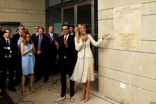پرده برداری ایوانکا ترامپ و وزیر خزانه داری آمریکا از سفارت ایالت متحده در اورشلیم