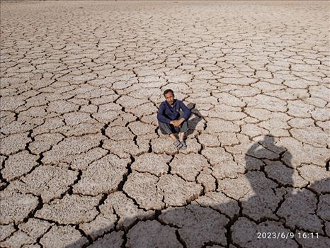 photo_۲۰۲۳-۰۶-۱۰_۰۳-۱۶-۰۵.jpg - تصویری  تلخ از خشک شدن سدشهید یعقوبی 
درضلع شمال غربی سنگان بعلت خشکسالی سال 1402
جمعه 1402/3/19