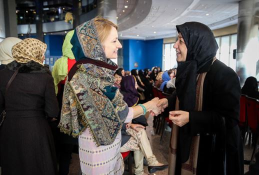 همسر محمدجواد ظریف وزیر خارجه ایران (سمت راست)