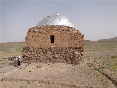 مزارپیش حسن - درشمال غربی کوه کافردوغ واقع شده