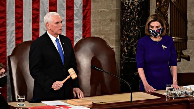 U.S. Speaker of the House Nancy Pelosi listens as U.S. Vice President Mike Pence speaks during a joint session of Congress to certify the 2020 electio - کنگره آمریکا نتایج انتخابات ریاست جمهوری را تایید کرد؛ جو بایدن ۲۰ ژانویه سوگند یاد می‌کند
۱۸ دی ۱۳۹۹