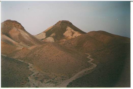 کوه درب قلعه - این عکس درسال 1367 توسط محمد ناصر معدل گرفته شده این کوه درشمالشرقی سنگان واقع شده است
