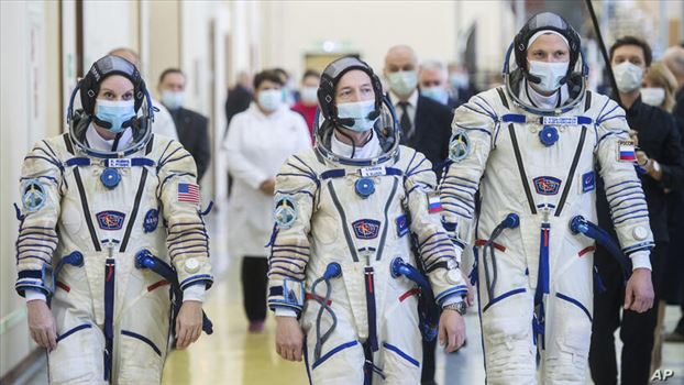 خانم کاتلین روبینز (چپ) فضانورد ۴۱ ساله آمریکایی به همراه دو فضانورد روسی پیش از اعزام به فضا.