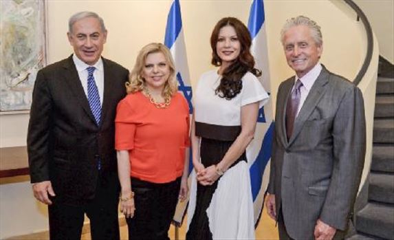 Michael-Douglas-et-sa-femme-Catherine-Zeta-Jones-entoures-du-Premier-ministre-israelien-Benjamin-Netanyahu-et-sa-femme-Sara_portrait_w858.jpg - 