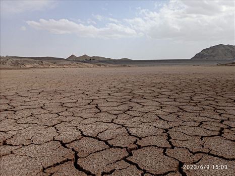 photo_۲۰۲۳-۰۶-۱۰_۰۳-۱۷-۰۵.jpg - تصویری  تلخ از خشک شدن سدشهید یعقوبی 
درضلع شمال غربی سنگان بعلت خشکسالی سال 1402
جمعه 1402/3/19