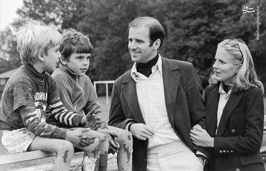 13166186_525.jpg - جو بایدن (دوم از راست) و همسر فعلی‌اش «جیل جِیکوبز» (راست) کمی بعد از آشنایی‌شان در سال ۱۹۷۵ در کنار دو پسر بایدن «بُو» (چپ) و «هانتر»