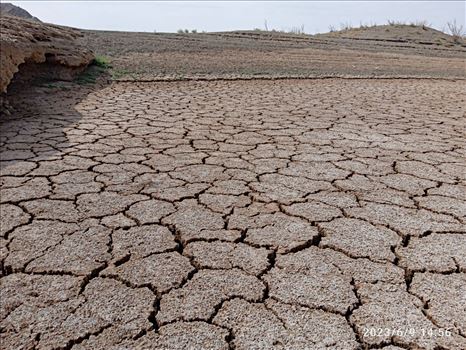 photo_۲۰۲۳-۰۶-۱۰_۰۳-۱۶-۵۰.jpg - تصویری  تلخ از خشک شدن سدشهید یعقوبی 
درضلع شمال غربی سنگان بعلت خشکسالی سال 1402
جمعه 1402/3/19