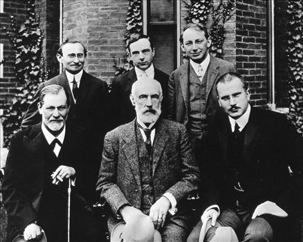 photo_2022-07-20_23-16-28.jpg - عکس گروهی در سال ۱۹۰۹ در جلوی دانشگاه کلارک. ردیف جلو(از چپ به راست): زیگموند فروید، جی. استنلی هال، کارل گوستاو یونگ ؛ ردیف عقب: آبراهام آ. بریل، ارنست جونز، شاندور فرنتزی