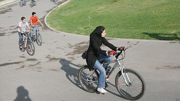 زنان ایران فتوای دوچرخه سواری را به چالش می کشند