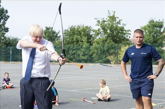 بوریس جانسون نخست وزیر بریتانیا در حاشیه بازدید از یک کمپ تابستانی، مهارت تیراندازی خود با کمان را امتحان می‌کند. کمپ‌های تابستانی برای سرگرم کردن دانش آموزان دختر و پسر در آمریکا و بریتانیا رایج هستند. 
چهارشنبه ۲۲ مرداد ۱۳۹۹
